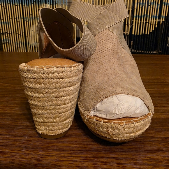 Gentle Souls by Kenneth Cole Signature Perforated Suede Espadrille Wedge W10 - Picture 7 of 8